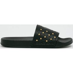 Versace Jeans - Klapki. Czarne klapki damskie Versace Jeans, bez wzorów, z jeansu, bez obcasa, na obcasie. W wyprzedaży za 219,90 zł.