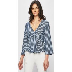 Guess Jeans - Bluzka. Niebieskie bluzki damskie Guess Jeans, na co dzień, s, z aplikacjami, z lyocellu, bez kołnierzyka, bez rękawów. W wyprzedaży za 259,90 zł.