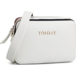 Torebka TOMMY HILFIGER - Th Corporate Crossover AW0AW06812 104. Białe listonoszki damskie TOMMY HILFIGER, bez wzorów, ze skóry ekologicznej, bez dodatków. Za 449,00 zł.
