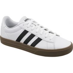 Białe Buty adidas Daily 2.0 M F34469. Białe buty sportowe męskie Adidas, z materiału, na sznurówki. W wyprzedaży za 299,00 zł.