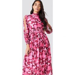 NA-KD Boho Siateczkowa sukienka z rozciętym rękawem - Multicolor. Różowe sukienki damskie NA-KD Boho, bez wzorów, boho, ze stójką, z długim rękawem, długie, maxi. W wyprzedaży za 97,18 zł.
