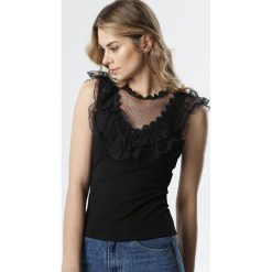 Czarna Bluzka Dena. Czarne bluzki damskie Born2be, s, w koronkowe wzory, z dzianiny, z falbankami, z krótkim rękawem. Za 79,99 zł.