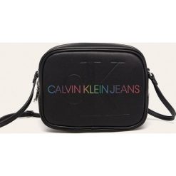 Calvin Klein - Torebka. Czarne listonoszki damskie Calvin Klein, w paski, ze skóry ekologicznej, małe, z nadrukiem, bez dodatków. Za 279,90 zł.