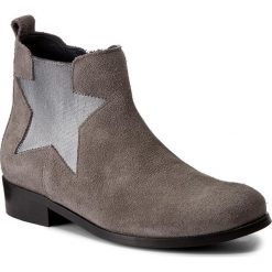 Botki TOMMY HILFIGER - Polly 11B FW0FW01644 Urban Grey 054. Szare botki damskie na obcasie marki TOMMY HILFIGER, z gumy, eleganckie, na zamek. W wyprzedaży za 359,00 zł.