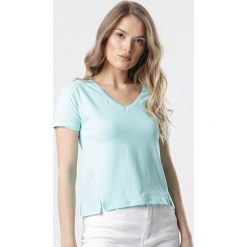 Jasnoniebieski T-shirt Echiseise. Niebieskie bluzki damskie Born2be, s, bez wzorów, z dzianiny, bez kołnierzyka. Za 39,99 zł.