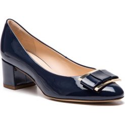 Półbuty HÖGL - 7-104064 Blue 200. Niebieskie półbuty damskie HÖGL, z aplikacjami, ze skóry, eleganckie, bez obcasa, na obcasie, bez zapięcia. W wyprzedaży za 399,00 zł.