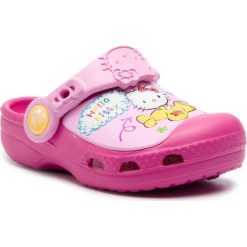 Klapki CROCS - Cc Hello Kitty Plane Clog Eu 15871 Fuchsia. Różowe sandały dziewczęce Crocs, z tworzywa sztucznego, bez zapięcia. W wyprzedaży za 109,00 zł.