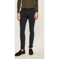 Guess Jeans - Spodnie Daniel. Szare spodnie męskie Guess Jeans, m, z aplikacjami, z elastanu. W wyprzedaży za 259,90 zł.