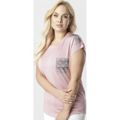 Jasnoróżowa Bluzka Aegania. Różowe bluzki damskie Born2be, xl, bez wzorów, bez kołnierzyka, bez rękawów. W wyprzedaży za 49,99 zł.