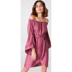 NA-KD Sukienka z odkrytymi ramionami - Pink. Różowe sukienki damskie NA-KD, bez wzorów, z poliesteru, bez kołnierzyka, z długim rękawem, długie, midi, z odkrytymi ramionami. W wyprzedaży za 60,97 zł.