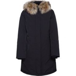 Parka WOOLRICH DONNA. Czarne parki damskie Woolrich, bez wzorów, z puchu, z kapturem. W wyprzedaży za 2904,00 zł.