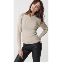 Beżowy Sweter Warrane. Brązowe swetry damskie Born2be, s, bez wzorów, z tkaniny, eleganckie, bez rękawów, bez kaptura. Za 119,99 zł.