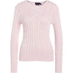 Polo Ralph Lauren JULIANNA Sweter pale pink. Czerwone swetry klasyczne damskie marki Polo Ralph Lauren, l, z bawełny, polo. Za 589,00 zł.