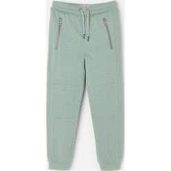 Dresowe joggery z bawełny organicznej -. Spodnie męskie Reserved, bez wzorów, z bawełny. Za 59,99 zł.