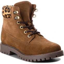 Trapery GUESS - FLTMR3 SUE10 BROWN. Pomarańczowe trapery damskie Guess, ze skóry, klasyczne, bez obcasa, bez zapięcia. W wyprzedaży za 399,00 zł.