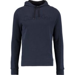 Calvin Klein KAMS FRENCH TERRY HOOD LOGO Bluza blue. Niebieskie kardigany męskie Calvin Klein, l, z bawełny. W wyprzedaży za 384,30 zł.