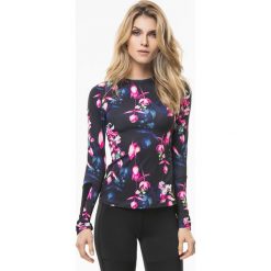 Cardio Bunny - Bluzka Aster. Niebieskie bluzki damskie Cardio Bunny, xs, w kwiaty, z dzianiny, z okrągłym kołnierzem. W wyprzedaży za 119,90 zł.
