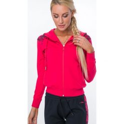 Bluza z kapturem koralowa MR15111. Pomarańczowe bluzy damskie Fasardi, s, bez wzorów, bez rękawów, z kapturem. Za 109,00 zł.