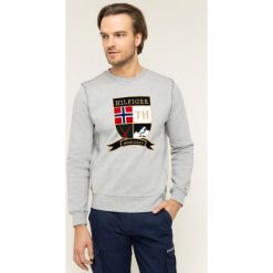 Bluza TOMMY HILFIGER Shield Artwork MW0MW12291. Szare bluzy męskie TOMMY HILFIGER, xl, bez wzorów, z bawełny, bez kołnierzyka, bez rękawów, bez kaptura. W wyprzedaży za 289,00 zł.