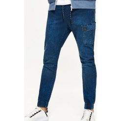 Jeansy SLIM JOGGER - Granatowy. Niebieskie jeansy męskie slim marki Cropp. W wyprzedaży za 59,99 zł.