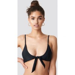 NA-KD Swimwear Góra bikini z wiązanym przodem - Black. Czarne bikini NA-KD Swimwear. Za 60,95 zł.