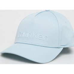 Calvin Klein - Czapka. Fioletowe czapki damskie z bawełny. W wyprzedaży za 89,90 zł.