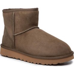 Buty UGG - W Classic Mini II 1016222 Esry. Zielone kozaki damskie Ugg, na zimę, ze skóry, bez obcasa, bez zapięcia. W wyprzedaży za 619,00 zł.