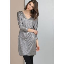 Sukienka z metalicznym połyskiem. Sukienki damskie Monnari, plus size, bez wzorów, bez kołnierzyka, plus size, bez rękawów, midi. Za 83,70 zł.