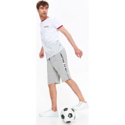 T-SHIRT KRÓTKI RĘKAW MĘSKI. Białe t-shirty męskie Top Secret, na lato, xxl, z nadrukiem, z dzianiny, z okrągłym kołnierzem, krótkie. W wyprzedaży za 19,99 zł.