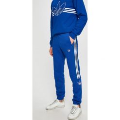 Adidas Originals - Spodnie. Niebieskie spodnie męskie adidas Originals, na co dzień, m, bez wzorów, z bawełny, casualowe. W wyprzedaży za 239,90 zł.