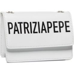 Saszetka nerka Patrizia Pepe 2V9347/A6P8-W146. Białe nerki damskie Patrizia Pepe, bez wzorów, bez dodatków. W wyprzedaży za 529,00 zł.