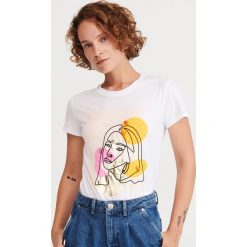 T-shirt z aplikacją i nadrukiem - Biały. Białe t-shirty damskie Reserved, s, z nadrukiem, bez kołnierzyka. Za 69,99 zł.