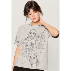 Koszulka z nadrukiem - Jasny szar. Szare t-shirty damskie Mohito, l, z nadrukiem. Za 59,99 zł.