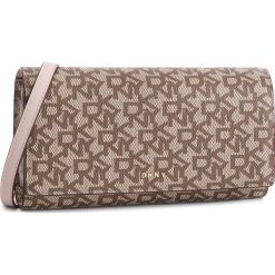 Torebka DKNY - Bryant Wallet On String R835J622 Qib 288. Pomarańczowe torebki klasyczne damskie DKNY, bez wzorów, ze skóry, bez dodatków. W wyprzedaży za 369,00 zł.