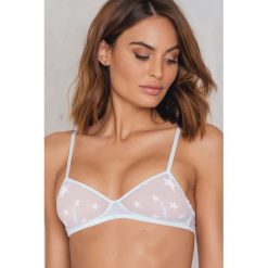 Andrea Hedenstedt x NA-KD Biustonosz Star - White. Białe biustonosze marki Andrea Hedenstedt x NA-KD, z haftami. W wyprzedaży za 24,28 zł.