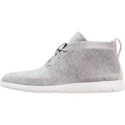UGG FREAMON HYPERWEAVE Sneakersy wysokie seal. Szare sneakersy męskie marki Ugg, bez wzorów, ze skóry, bez zapięcia. W wyprzedaży za 384,30 zł.