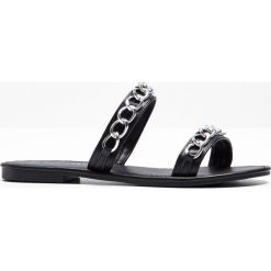 Klapki bonprix czarny. Czarne klapki damskie bonprix, w paski, bez obcasa. Za 49,99 zł.