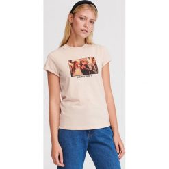 T-shirt Romeo i Julia - Beżowy. Brązowe t-shirty damskie Reserved, s, bez wzorów, bez kołnierzyka. Za 49,99 zł.