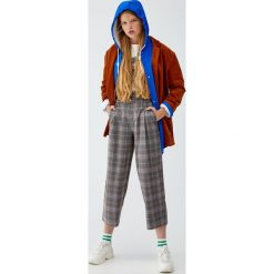 Szare spodnie paper bag w kratkę. Spodnie damskie Pull&Bear. Za 109,00 zł.