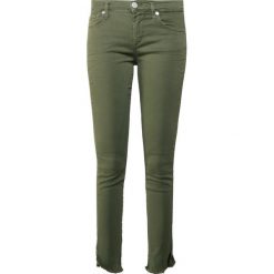 True Religion HALLE DYED LONG Jeans Skinny Fit olive. Zielone jeansy damskie marki True Religion, bez wzorów, z elastanu. Za 839,00 zł.