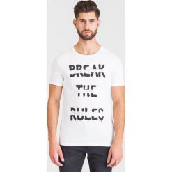 BIAŁY T-SHIRT GUESS Z NADRUKIEM. Białe t-shirty męskie Guess, xl, z nadrukiem, z bawełny, z okrągłym kołnierzem. Za 84,50 zł.
