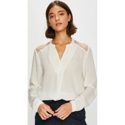 Vero Moda - Bluzka. Białe bluzki damskie Vero Moda, na co dzień, s, w koronkowe wzory, z poliesteru, casualowe, bez kołnierzyka, bez rękawów. W wyprzedaży za 69,90 zł.