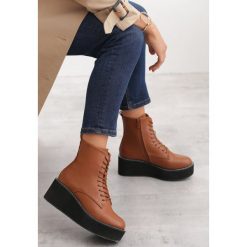 Camelowe Botki Mayfair. Brązowe botki dziewczęce Born2be, z okrągłym noskiem, na sznurówki. Za 159,99 zł.