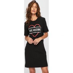 Love Moschino - Sukienka. Czarne sukienki damskie Love Moschino, na co dzień, z nadrukiem, z elastanu, casualowe, z okrągłym kołnierzem, z krótkim rękawem, krótkie, mini, proste. W wyprzedaży za 519,90 zł.
