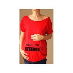 Czerwony ciążowy oversize tshirt proszę czekać. Czerwone t-shirty damskie One mug a day, s, z nadrukiem, z bawełny, bez kołnierzyka, z krótkim rękawem. Za 71,20 zł.