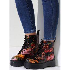 Czarne Botki Wild Fantasia. Czarne botki damskie lity vices, z materiału, z okrągłym noskiem, na sznurówki. Za 69,99 zł.