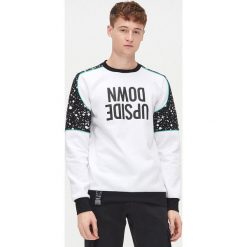Bluza ze wzorem na rękawach - Biały. Białe bluzy męskie Cropp, s, bez wzorów, bez kołnierzyka, bez rękawów, bez kaptura. Za 79,99 zł.