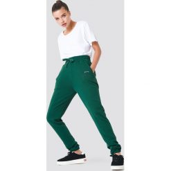 NA-KD Spodnie dresowe z panelami - Green. Zielone spodnie damskie NA-KD, z dresówki. Za 100,95 zł.