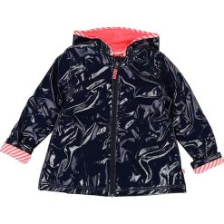 Kurtka przeciwdeszczowa w kolorze granatowym. Niebieskie kurtki niemowlęce Billieblush & Billybandit, z nadrukiem, bez kaptura. W wyprzedaży za 135,95 zł.