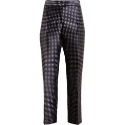 PS by Paul Smith Spodnie materiałowe black. Czarne spodnie damskie marki PS by Paul Smith, bez wzorów, z wiskozy. W wyprzedaży za 927,20 zł.